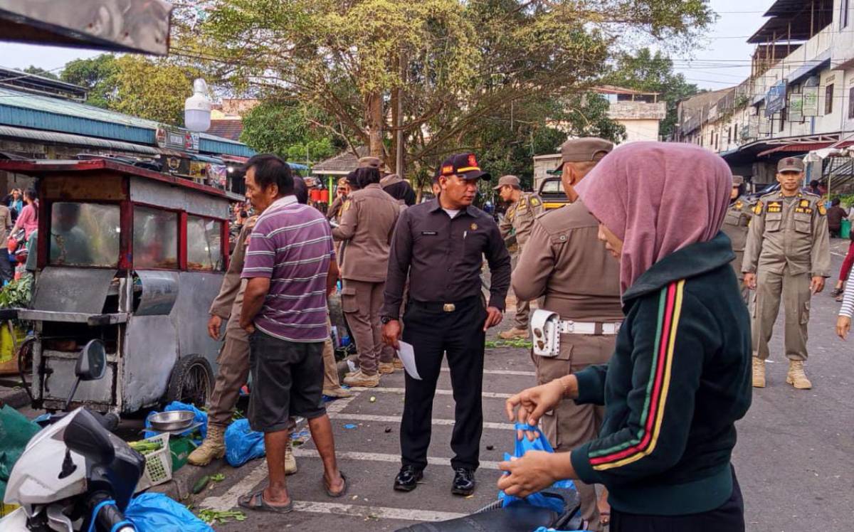 Satpol PP Tanjungpinang Kembali Tertibkan PKL Nakal yang Jualan di Bahu Jalan.