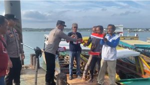 Polsek Kawasan Pelabuhan SBP Tanjungpinang Bagikan Bendera Merah Putih