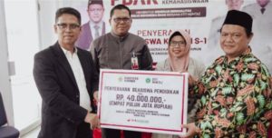 Bupati Iskandar Serahkan Bantuan Beasiswa Kepada Mahasiswa STIT Mumtaz Karimun