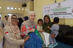 Ketua PKK Bintan Hafizha Bersama BAZNAS Distribusikan Sembako dan Santuni Anak Yatim