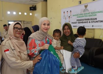 Ketua PKK Bintan Hafizha Bersama BAZNAS Distribusikan Sembako dan Santuni Anak Yatim.