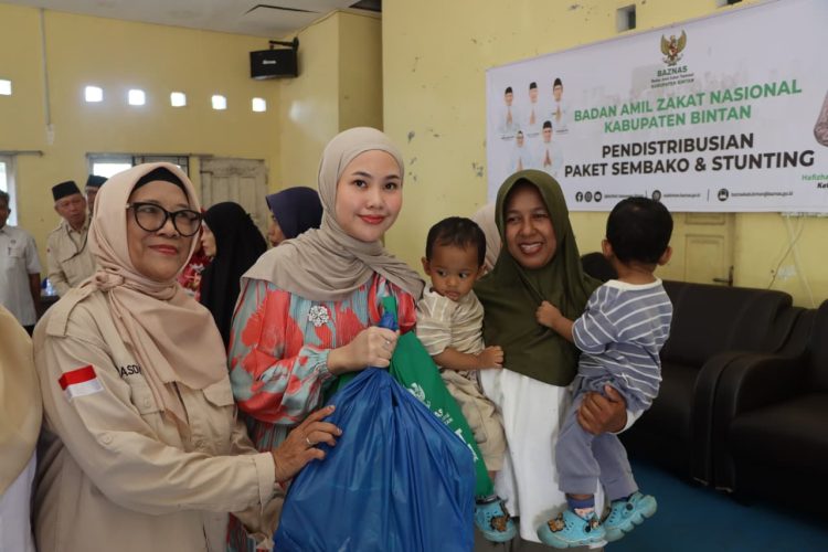 Ketua PKK Bintan Hafizha Bersama BAZNAS Distribusikan Sembako dan Santuni Anak Yatim.