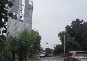 Papan Reklame Jalan Ahmad Yani Tanjungpinang Rusak, Warga Khawatir Tertimpa