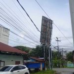 Papan Reklame di Jalan A Yani Miring dan Nyaris Tumbang, Pengendara Diminta Waspada