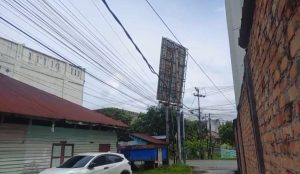 Papan Reklame di Jalan A Yani Miring dan Nyaris Tumbang, Pengendara Diminta Waspada