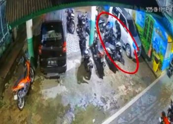 Pengurus Masjid Agung Al-Hikmah Ringkus Pencuri Barang Jamaah, Pelaku Sempat Terekam CCTV.