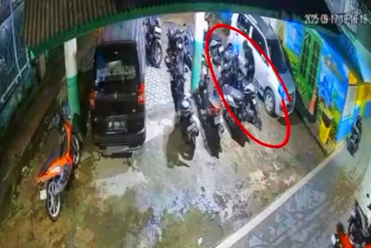 Pengurus Masjid Agung Al-Hikmah Ringkus Pencuri Barang Jamaah, Pelaku Sempat Terekam CCTV.