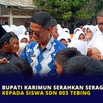 Bupati Karimun Serahkan Seragam Gratis Kepada Siswa SDN 003 Tebing