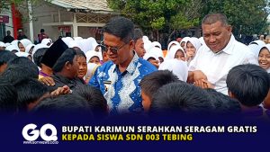 Bupati Karimun Serahkan Seragam Gratis Kepada Siswa SDN 003 Tebing