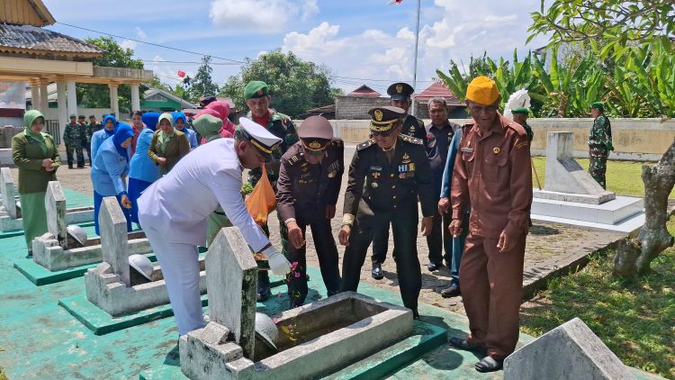 Polri-TNI Ziarah Nasional Makam Pahlawan Peringati HUT TNI ke-80.