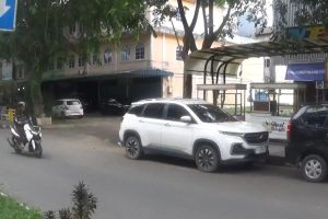 Mobil Wuling 3 Bulan Terparkir di Pinggir Jalan Kawasan Bintan Center Tanjungpinang, Diduga Gunakan Plat Bodong