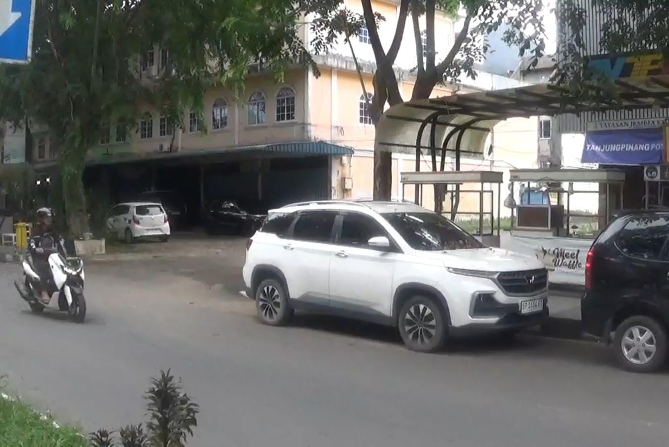 Mobil Wuling 3 Bulan Terparkir di Pinggir Jalan Kawasan Bintan Center Tanjungpinang, Diduga Gunakan Plat Bodong.