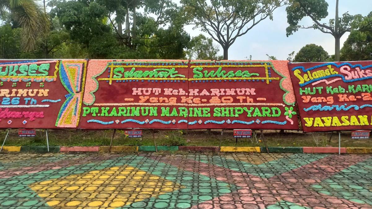 Papan Bunga PT KMS di HUT Kabupaten Karimun Menyita Perhatian Publik.