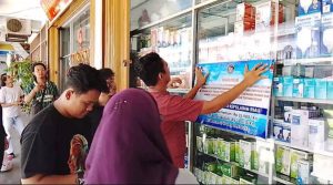 Pastikan Harga Sesuai, Satreskrim Polres Bintan Tempel Stiker HET Beras di Toko dan Swalayan