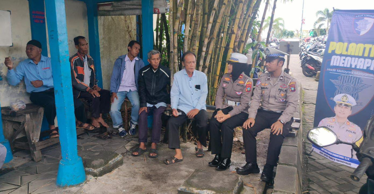 Polantas Tanjungpinang Sosialisasi Tertib Lalu Lintas di Pangkalan Ojek.