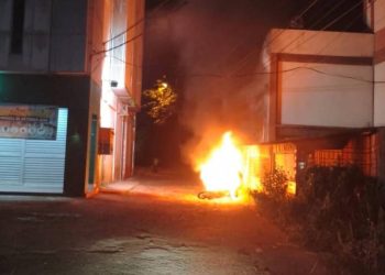 Sepeda Motor Terbakar Saat Melintas di Jalan DI Panjaitan, Padamkan Api Pakai Daun dan Air Parit.