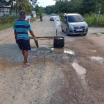 Warga Toapaya Asri Perbaiki Jalan yang Rusak Tak Kunjungi Diperbaiki Bertahun-Tahun