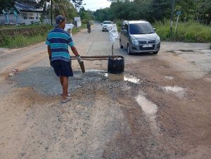 Warga Toapaya Asri Perbaiki Jalan yang Rusak Tak Kunjungi Diperbaiki Bertahun-Tahun