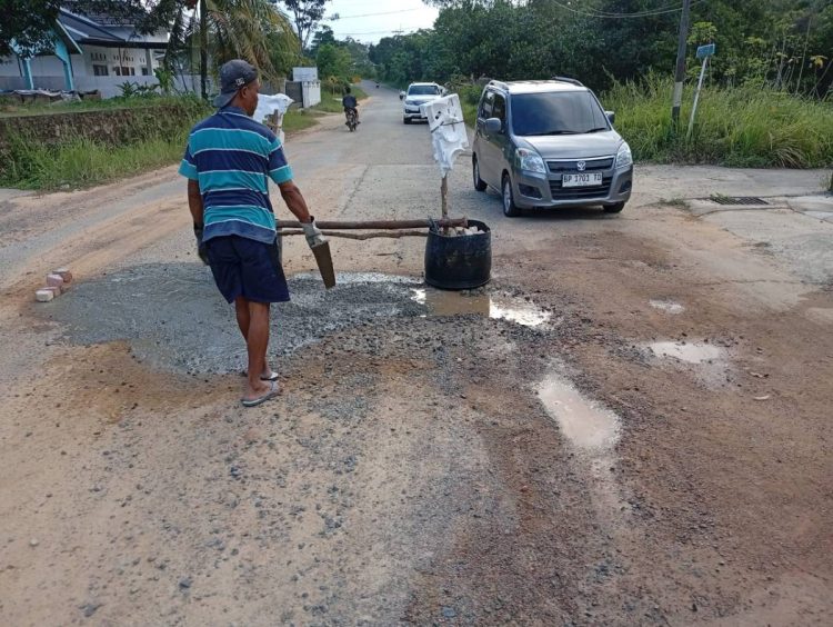 Warga Toapaya Asri Perbaiki Jalan yang Rusak Tak Kunjungi Diperbaiki Bertahun-Tahun.