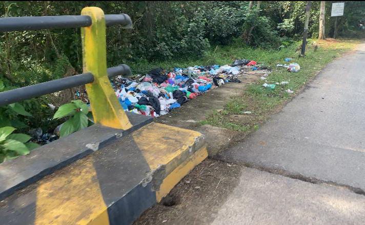Warga Keluhkan Bau Busuk dari Tumpukan Sampah di Jalan Peralatan Tanjungpinang.