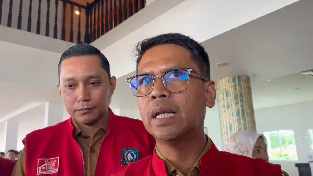 Bupati Karimun, Iskandarsyah didampingi Kepala Dinas Koperasi dan UKM Provinsi Kepulauan Riau (Kepri), Riki Rionaldi.