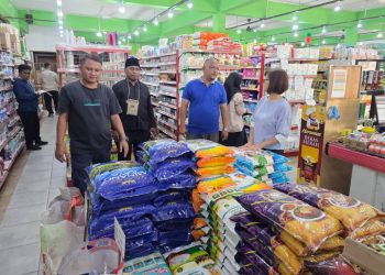 Satgas Pangan Cek Kualitas Beras di Sejumlah Toko Pasca Temuan Beras Berulat di SPPG Sei Lekop.