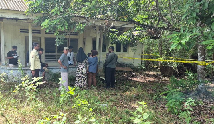 Pria Bertato Ditemukan Tewas di Area Rumah Eks Antam Kelurahan Kijang Kota.