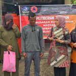 Wabup Deby Serahkan Bantuan Rp 49 Juta ke Korban Bencana Rumah Roboh di Desa Pengudang