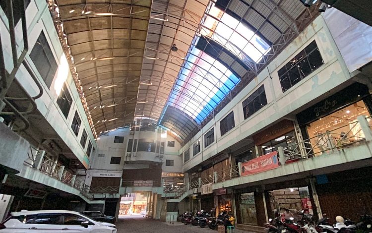 Atap Bintan Mall Tanjungpinang Lapuk dan Berkarat, Pengunjung Khawatir Ambruk.