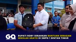 Bupati Roby Serahkan Bantuan Seragam Sekolah Gratis di SMPN 1 Bintan Timur