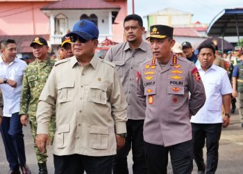 Kapolri Dampingi Presiden Cek Lokasi Pengungsian Korban Banjir di Tapanuli Tengah.