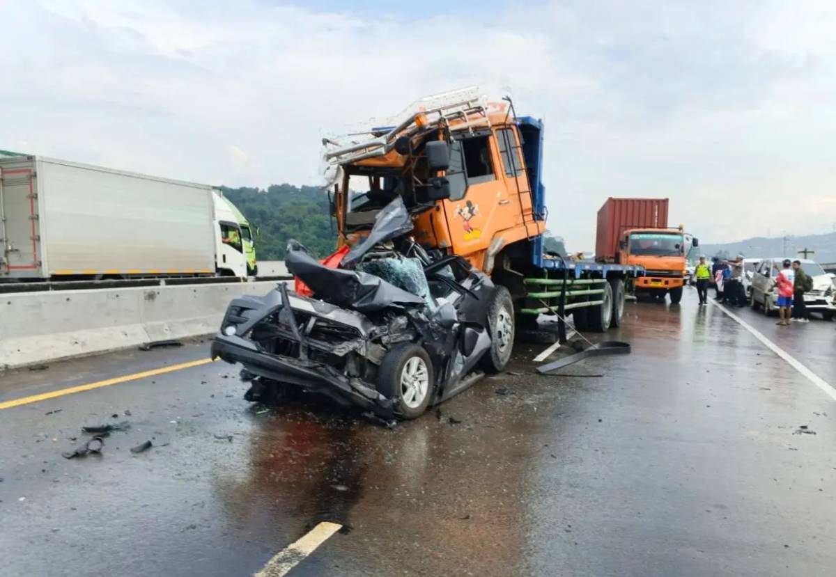 Kecelakaan Beruntun di KM 112 Tol Cipularang Libatkan 10 Kendaraan, 1 Tewas dan 5 Luka.