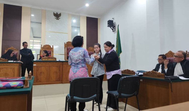 Terdakwa Evita Intan Ceria dan Sherina Intan Ceria meminta maaf kepada korban pada siding yang digelar di PN Tanjungpinang.