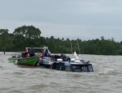 TNI AL Evakuasi Kru SB Srikandi Express yang Tenggelam di Perairan Karimun