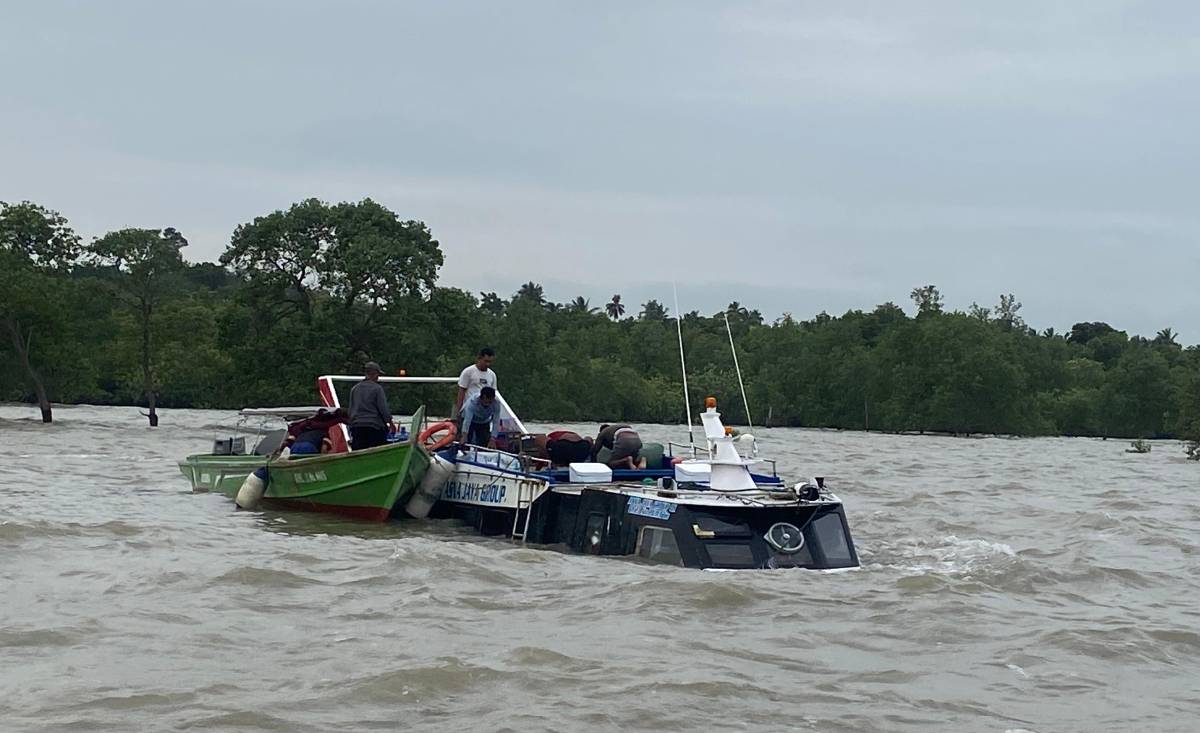 TNI AL Evakuasi Kru SB Srikandi Express yang Tenggelam di Perairan Karimun.