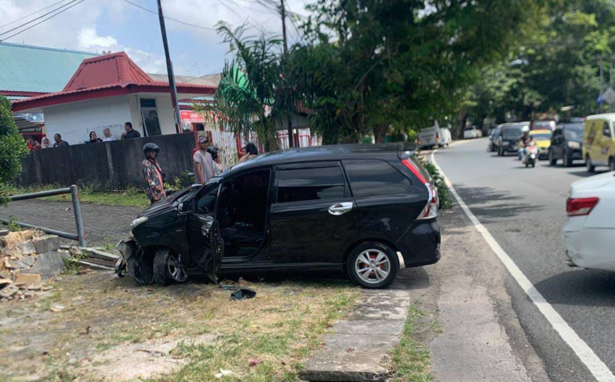 Kronologis Lengkap Insiden Mobil Tabrak Mobil di Pamedan Tanjungpinang.
