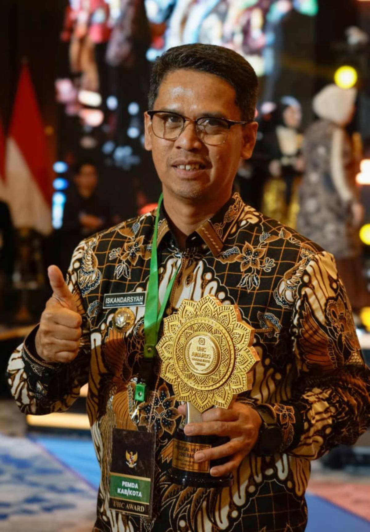 Bupati Karimun, Iskandarsyah Saat Menerima Penghargaan Universal Health Coverage (UHC) Award 2026.