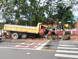 Mobil vs Lori di Jalan Lintas Barat, Sopir Lori Terpental Keluar Sejauh 2 Meter