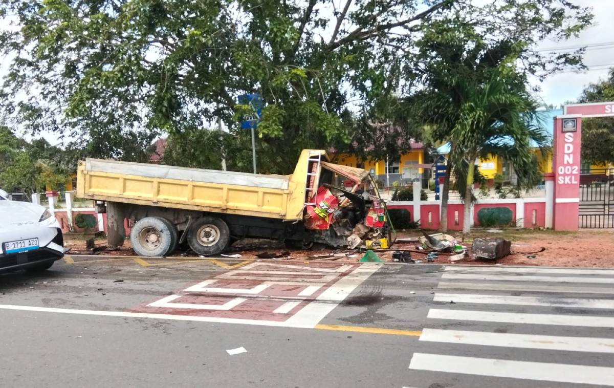 Mobil vs Lori di Jalan Lintas Barat, Sopir Lori Terpental Keluar Sejauh 2 Meter.