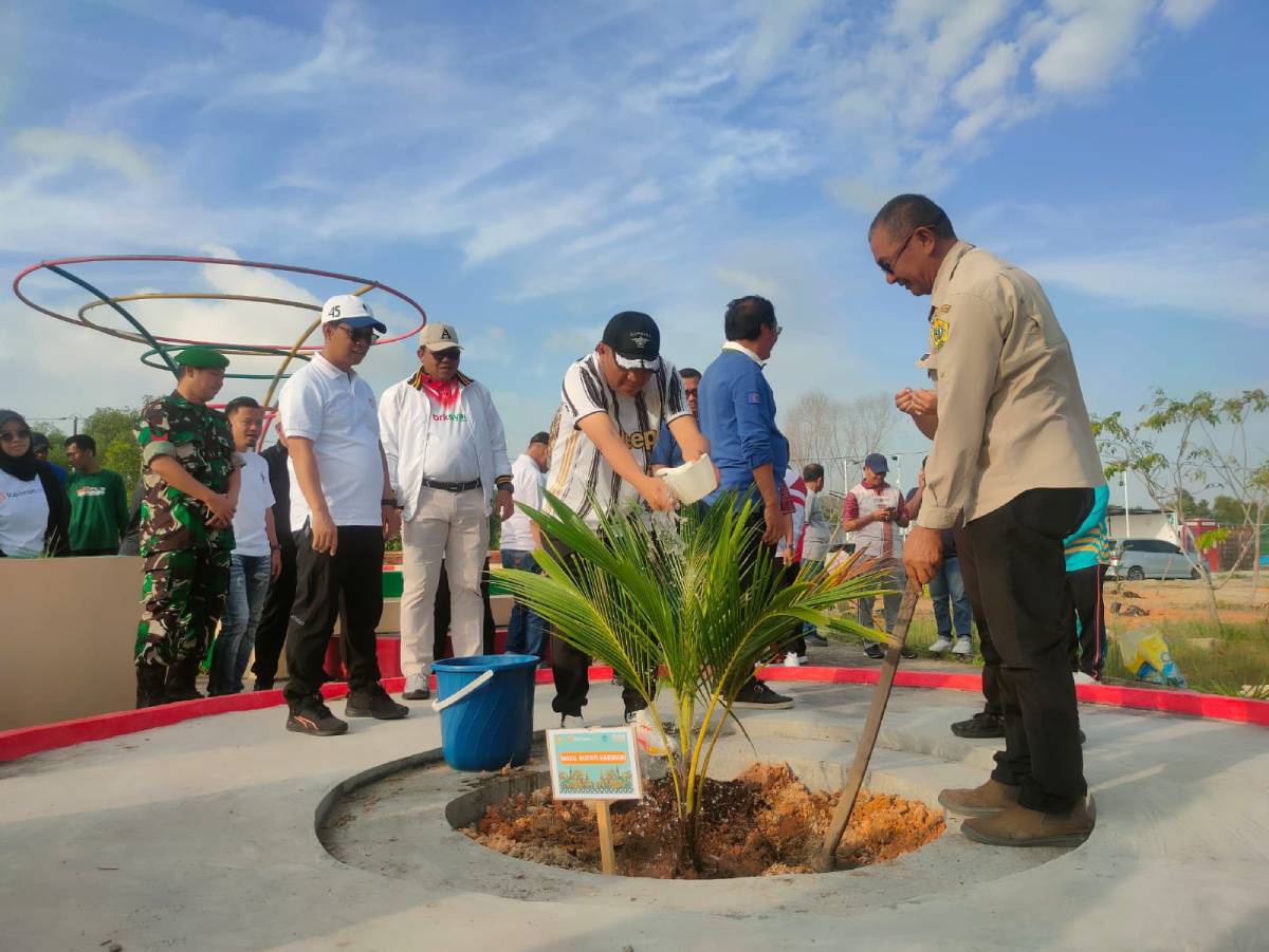 Pemda Karimun Tanam Ratusan Pohon di Coastal Area Bentuk Kelestarian Alam.