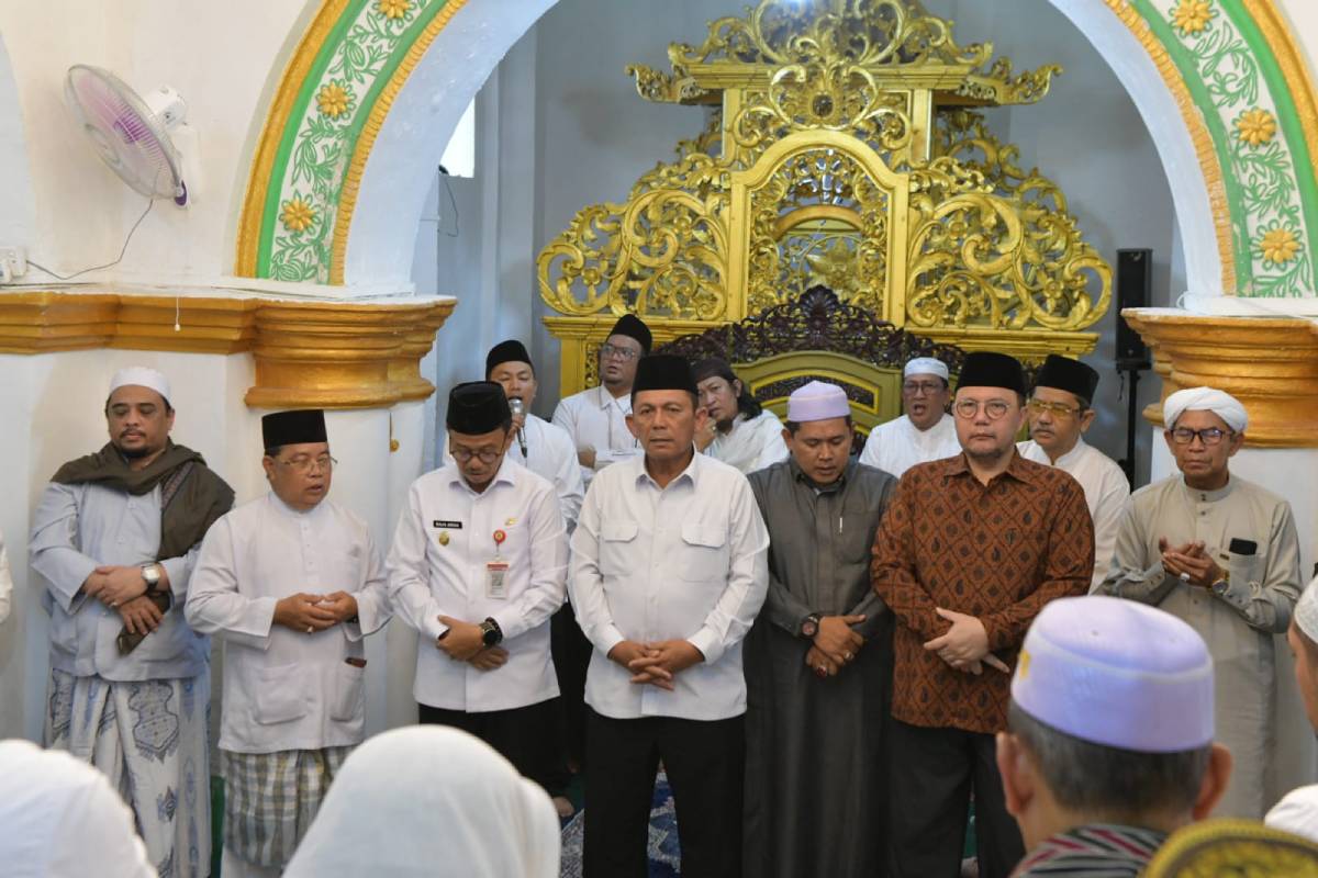 Gubernur Ansar Hadiri Haul Syekh Syihabuddin di Pulau Penyengat, Ribuan Jemaah Tiga Negara Padati Masjid Sultan Riau.
