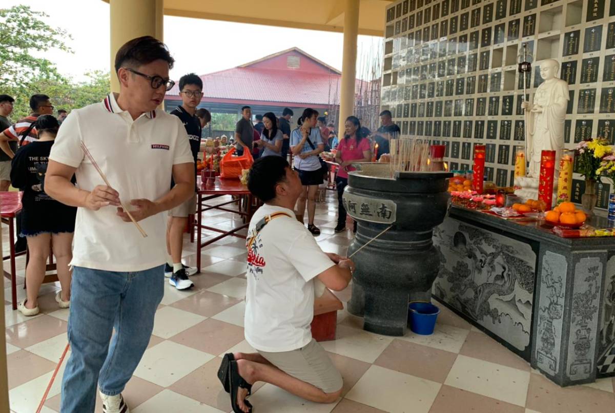 Jelang Imlek 2026, Umat Tionghoa Gelar Sembahyang Leluhur di Vihara Avalokitesvara Graha.