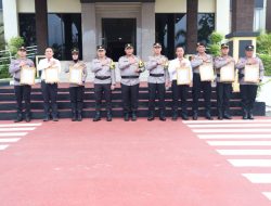 Kapolda Kepri Beri Penghargaan dan Apresiasi Kepada Personel Berprestasi di Hari Kesadaran Nasional