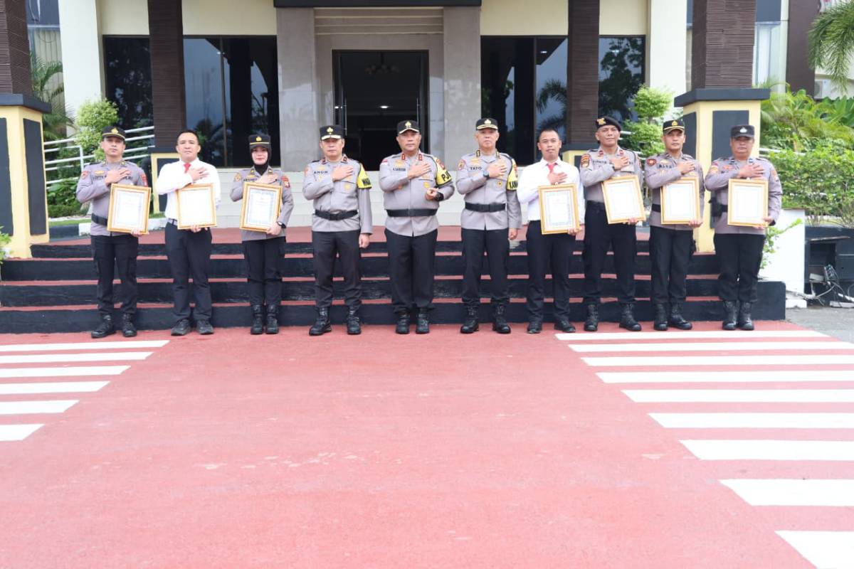Kapolda Kepri Beri Penghargaan dan Apresiasi Kepada Personel Berprestasi di Hari Kesadaran Nasional.