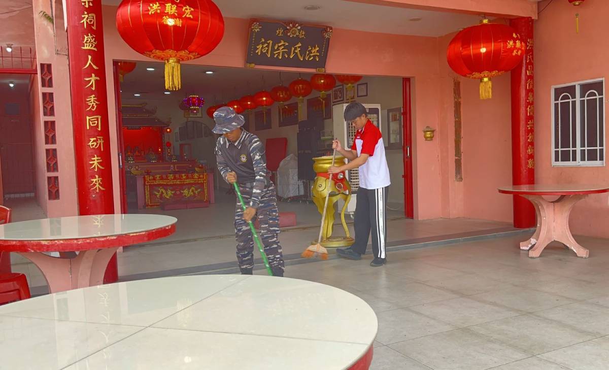 Lanal Tanjung Balai Karimun dan INTI Bersinergi Bersihkan Vihara Cetya Vidya Sagara.