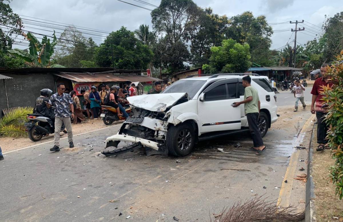 Mobil Tabrak Pemotor di Km 15 Tanjungpinang, Korban Dirawat di RS Batam.