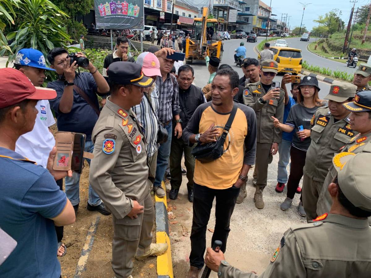 Pembongkaran Pagar Milik Djodi di Samping PT Prendjak Sempat Memanas.