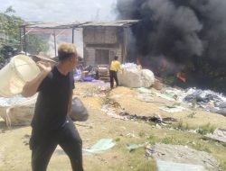 Penampungan Barang Bekas di Tanjung Uban Terbakar