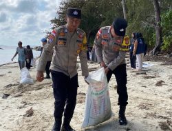 Polres Bintan Bersama TNI dan Masyarakat Bersihkan Pesisir Pantai