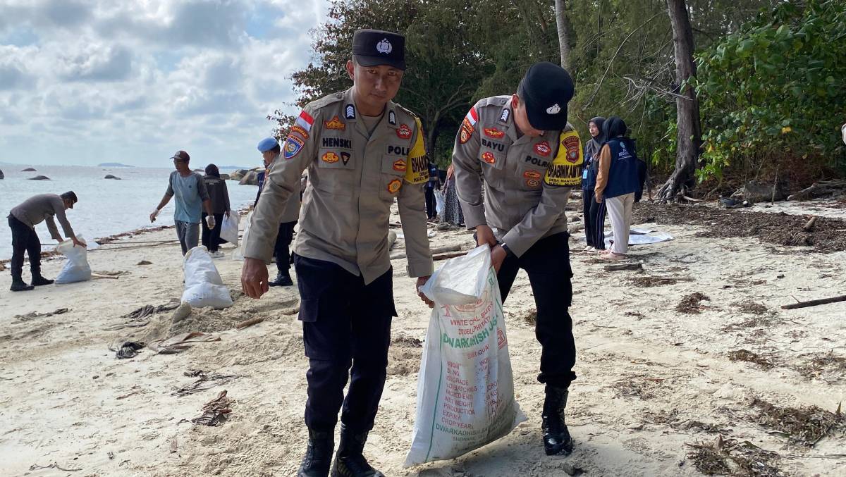 Polres Bintan Bersama TNI dan Masyarakat Bersihkan Pesisir Pantai.